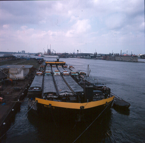 S.9100(8418); Dia van een ponton met Rijnaken (12 stuks) bij de Sumatrakade te Amsterdam; diapositief