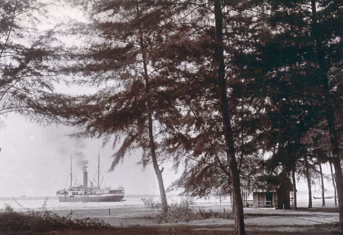 2001.1639; Een stoomschip van de KPM op de rede van Lhokseuaweh, Atjeh; foto