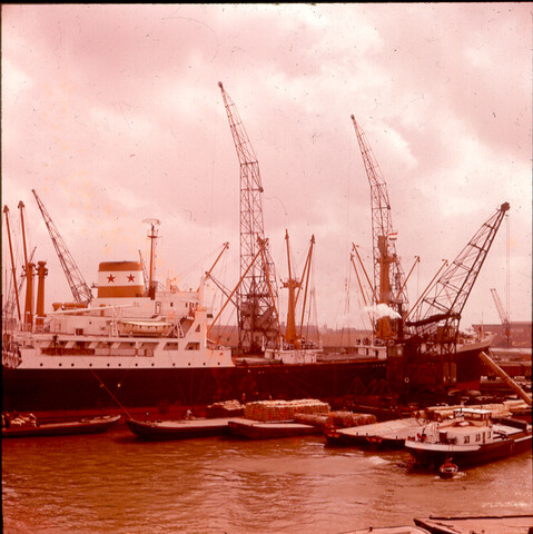 S.9100(0032); Een Franse vrachtschip, hardhout lossend bij het VCK; diapositief