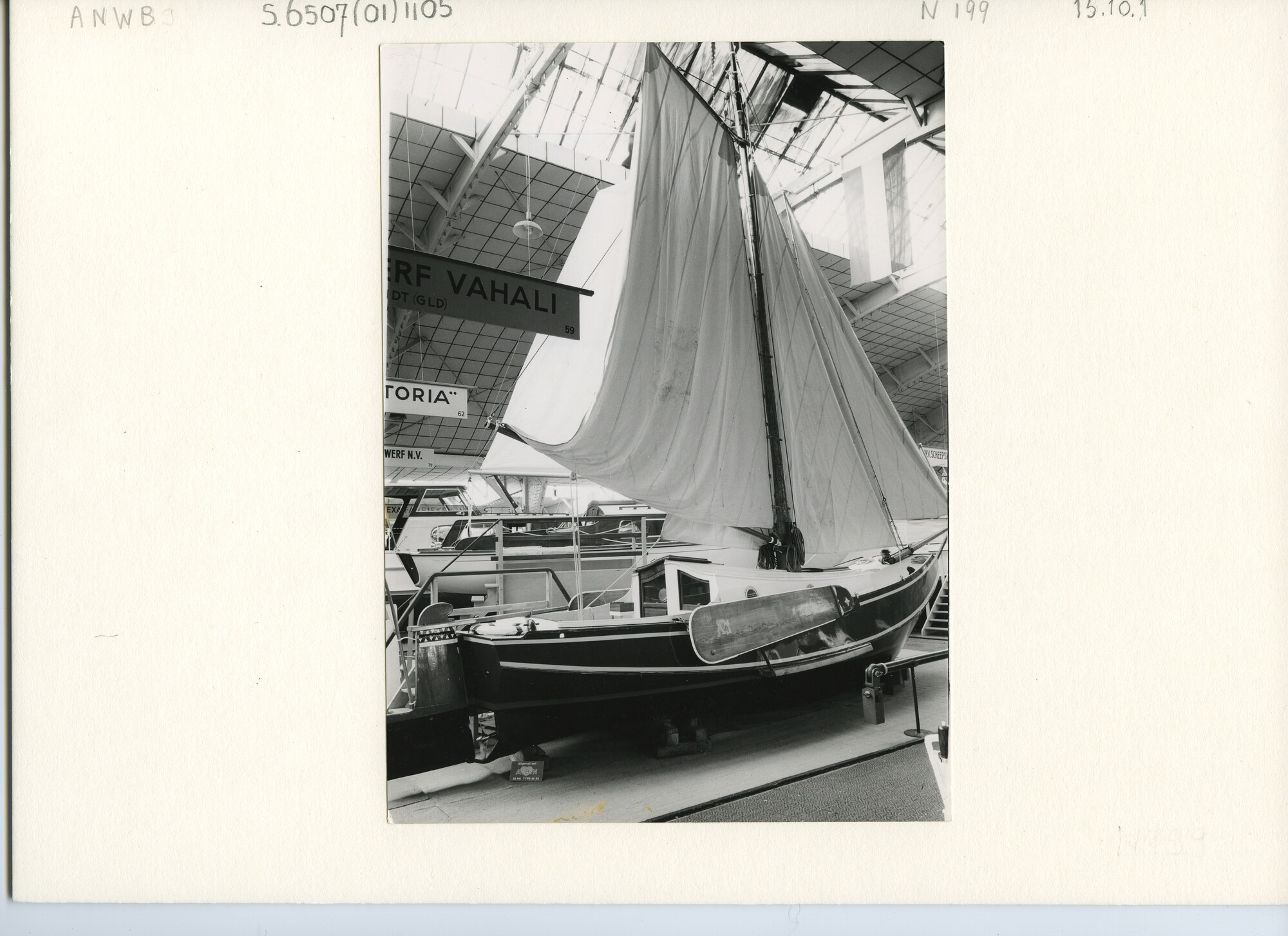 S.6507(01)1105; Een stalen zeeschouw op de stand van jachtwerf Vahali op de HISWA 1960.; foto