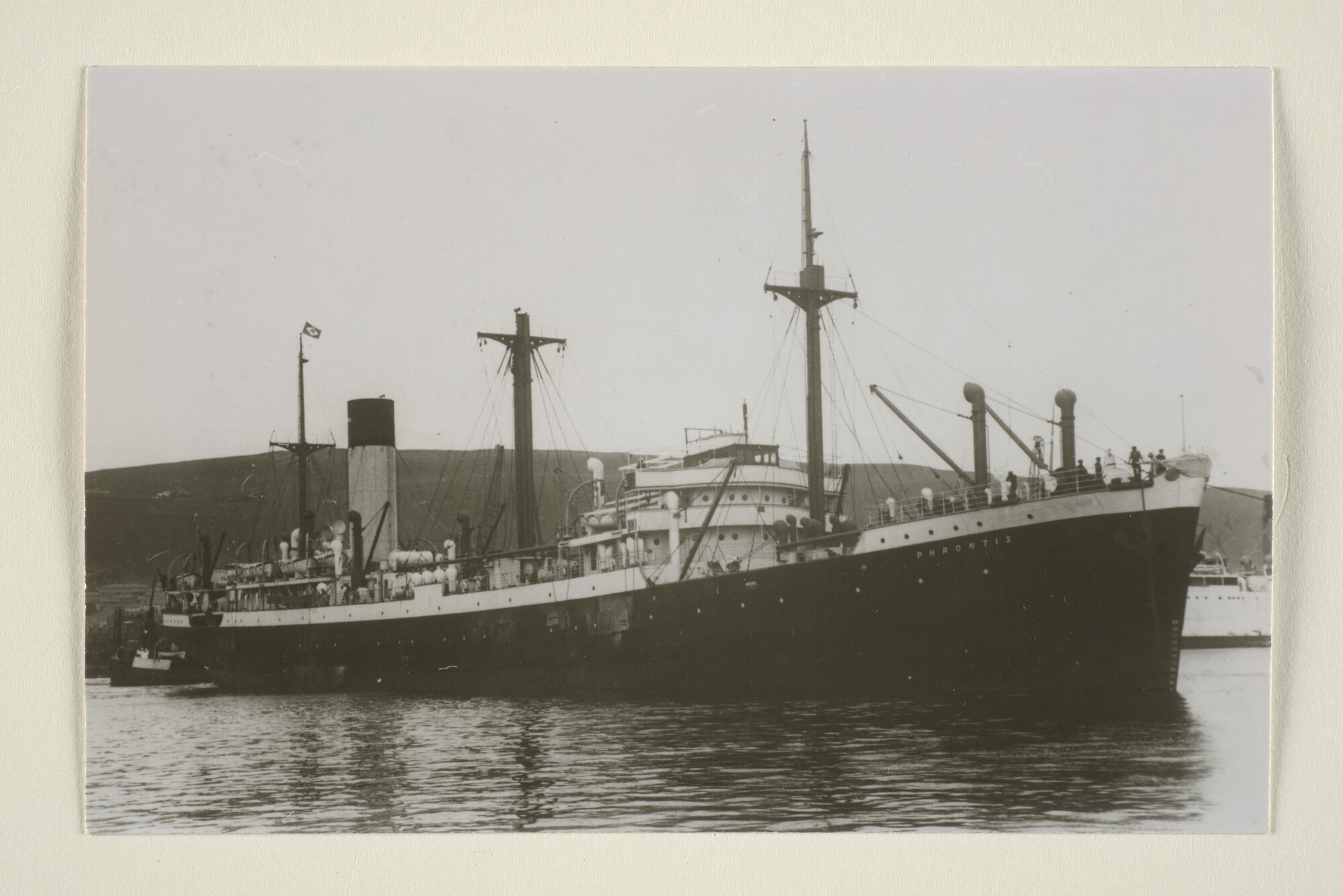 1995.5453; Het vrachtschip ss. 'Phrontis' van de Nederlandsche Stoomvaart Maatschappij "Oceaan"; foto