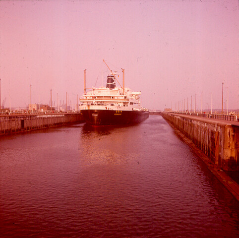 S.9100(2088); Dia van de Duitse bulkcarrier ms. Odin in de Noordersluis van IJmuiden [...]; diapositief