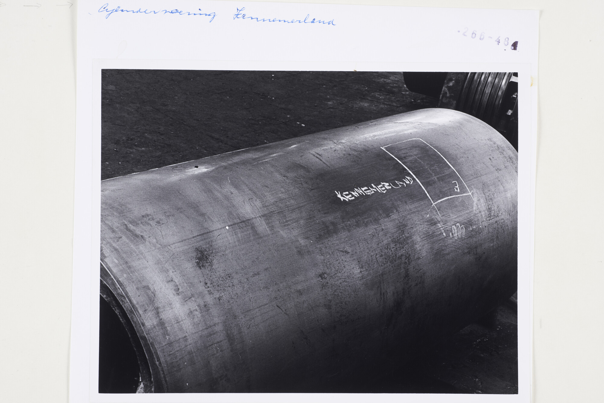 S.5444(5413)5; Foto van schade aan een scheur in een cilindervoering van de hoofdmotor van de Kennemerland; foto