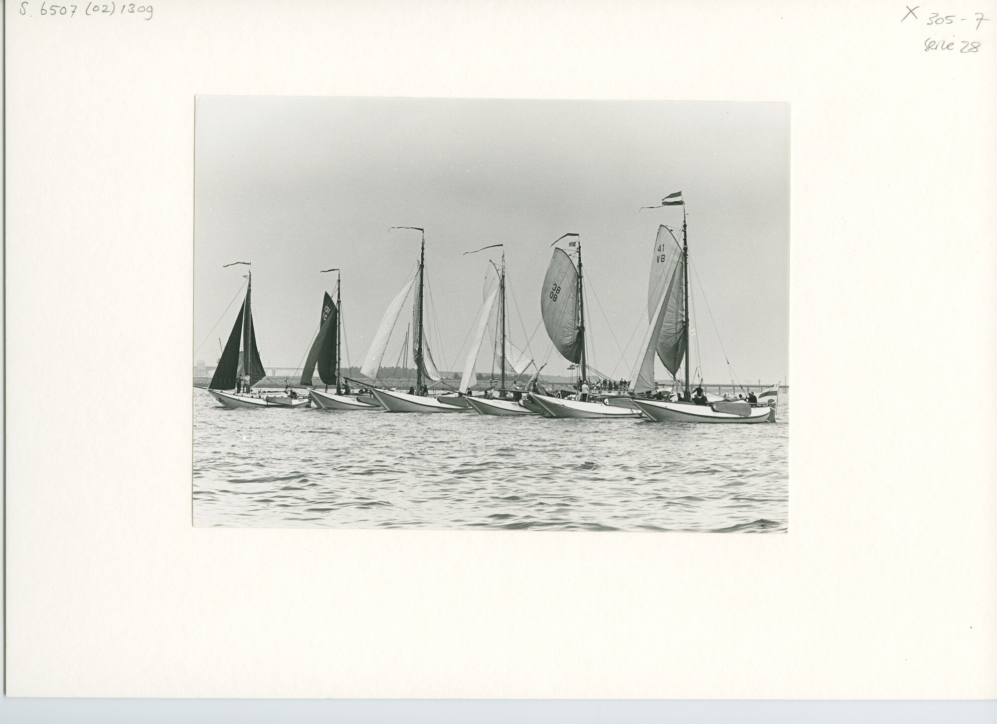 S.6507(02)1309.03; Zwart-wit foto van de reünie van ronde en platbodemjachten te Willemstad; foto