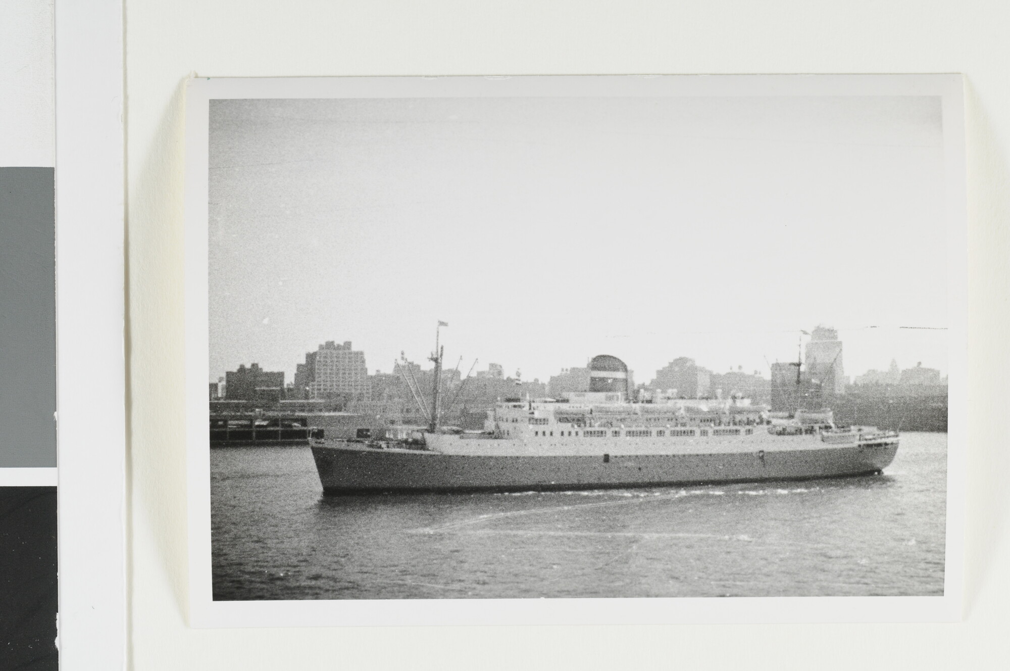 1992.1469; Het passagiersschip ss. Maasdam, vermoedelijk gezien in de haven van New [...]; foto