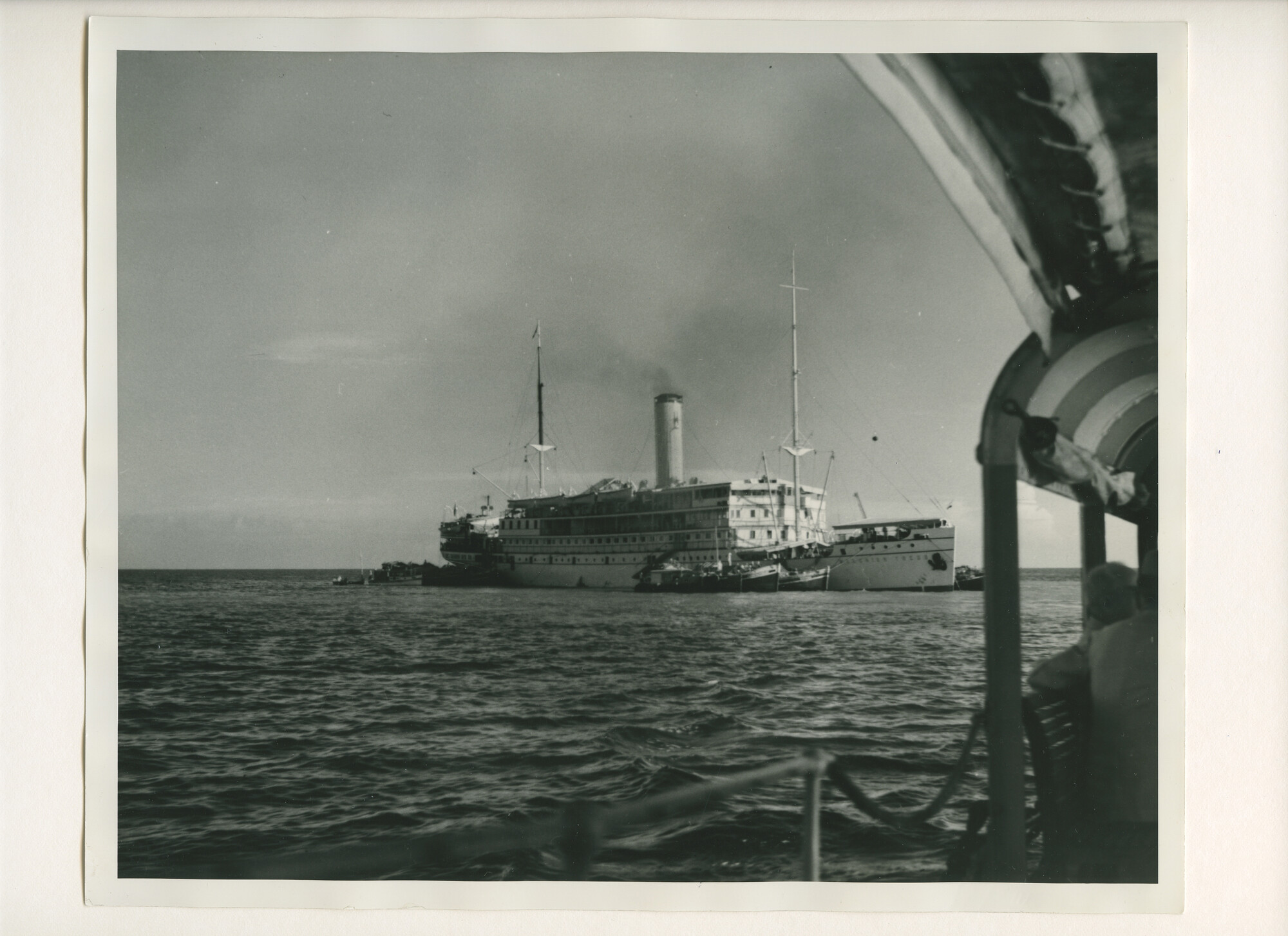B.0227(0210); Foto van ss. Melchior Treub voor anker op een rede; foto
