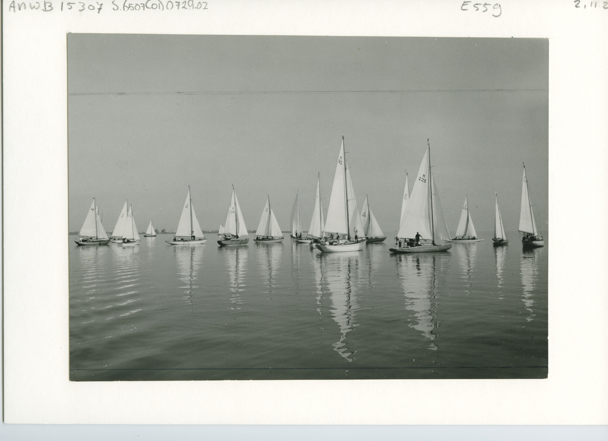 S.6507(01)0729.02; Foto van de start van de 100-mijlrace 1953 op een windstil IJsselmeer.; foto