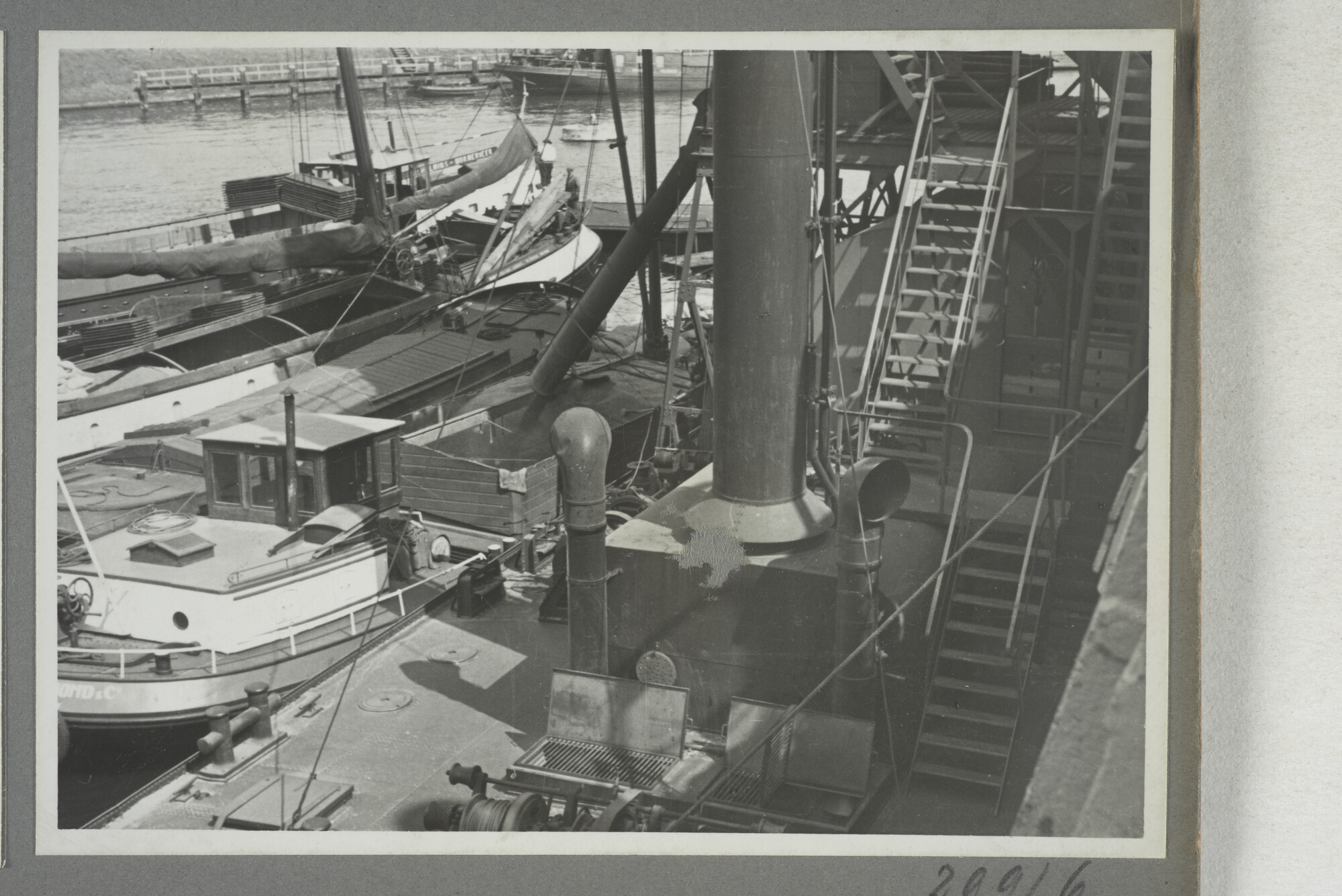 1998.2177; Omslag/ album met een grote hoeveelheid proeffoto's gemaakt door mw. A.M. Wolff-Koller in opdracht van de Gemeente Handelsinrichtingen in Amsterdam; omslag