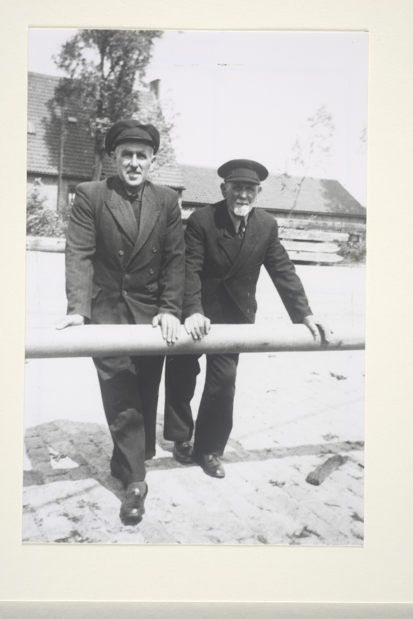 1999.1671; Portretfoto van A. Dobbelaar (1897-1979) en zijn vader (rechts) in Terneuzen; foto