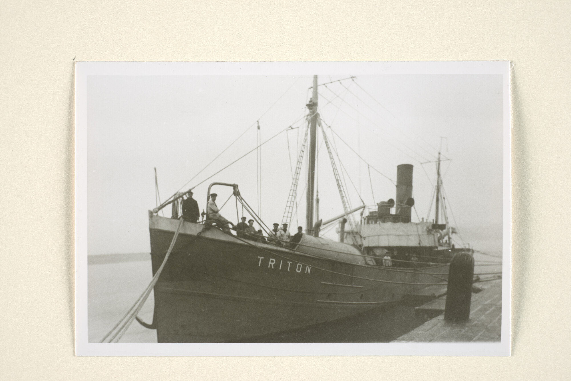 1995.1317; De voormalige trawler 'Triton' ingericht als mijnenlegger voor de Koninklijke Marine (Vooraanzicht); foto