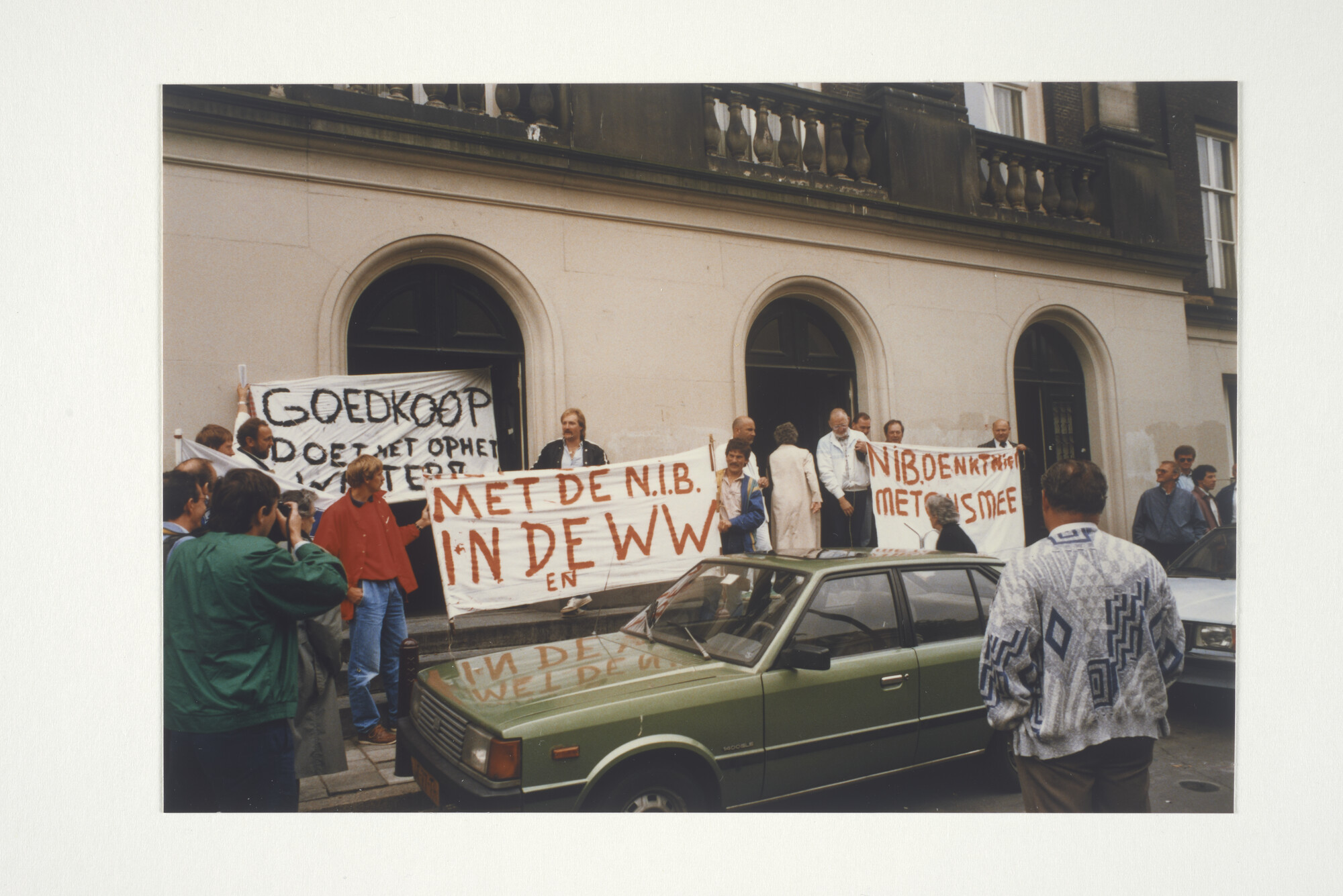 2001.1687; Protest bij het Havengebouw in Amterdam door het personeel van Goedkoop [...]; fotoreportage
