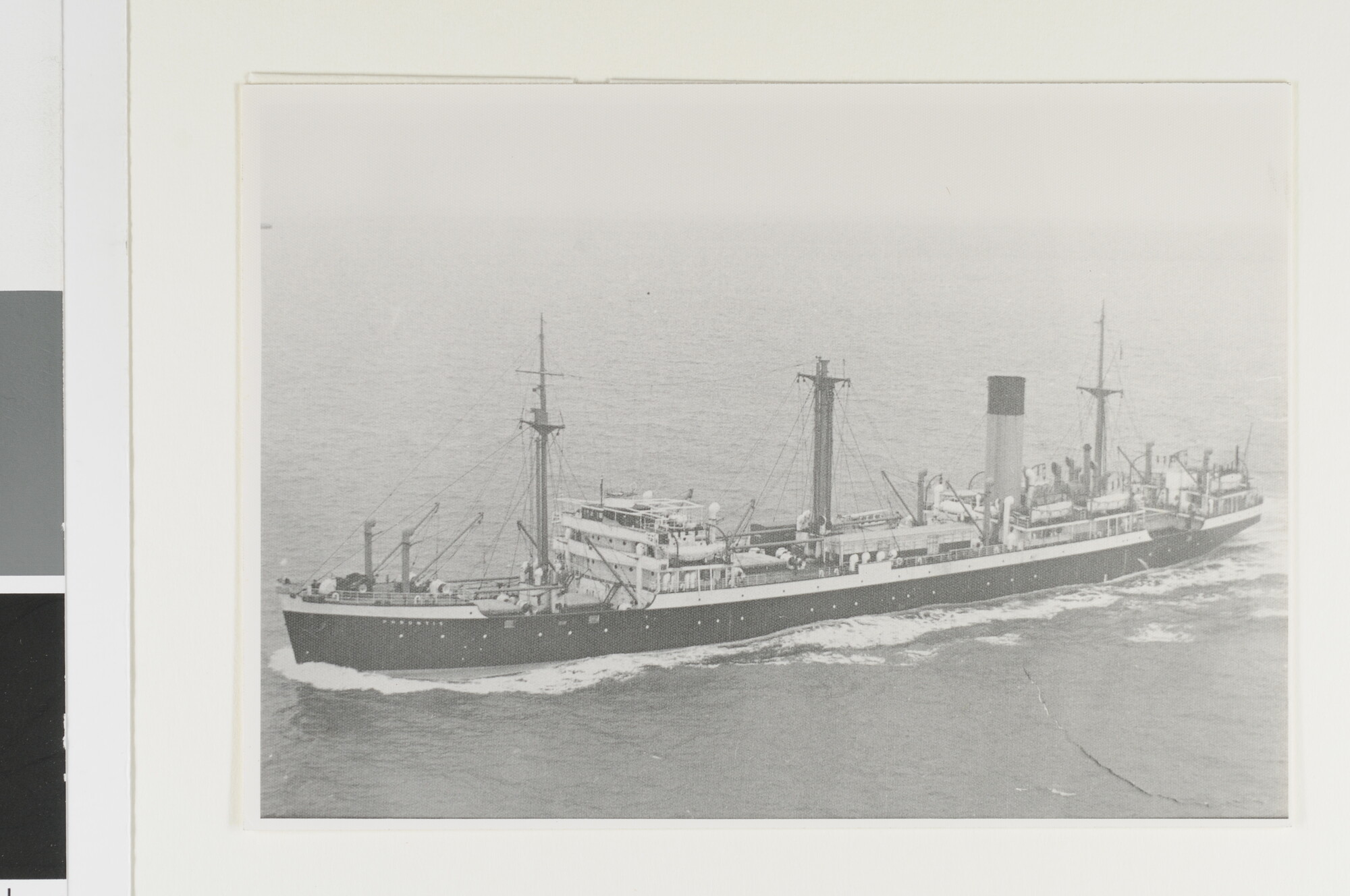 1993.0594; 'Phrontis at sea': Het vrachtschip ms 'Phrontis' van de Nederlandsche Stoomvaart Maatschappij "Oceaan"; foto