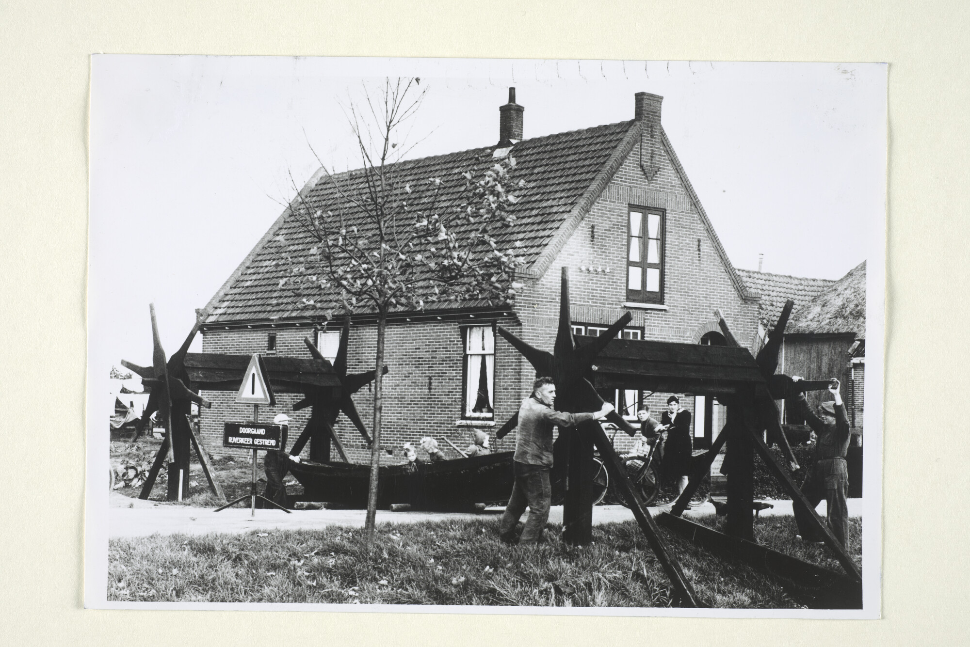 1997.1152; Overtoom in de Schermer, waarbij een roeibootje over de weg heen wordt [...]; foto