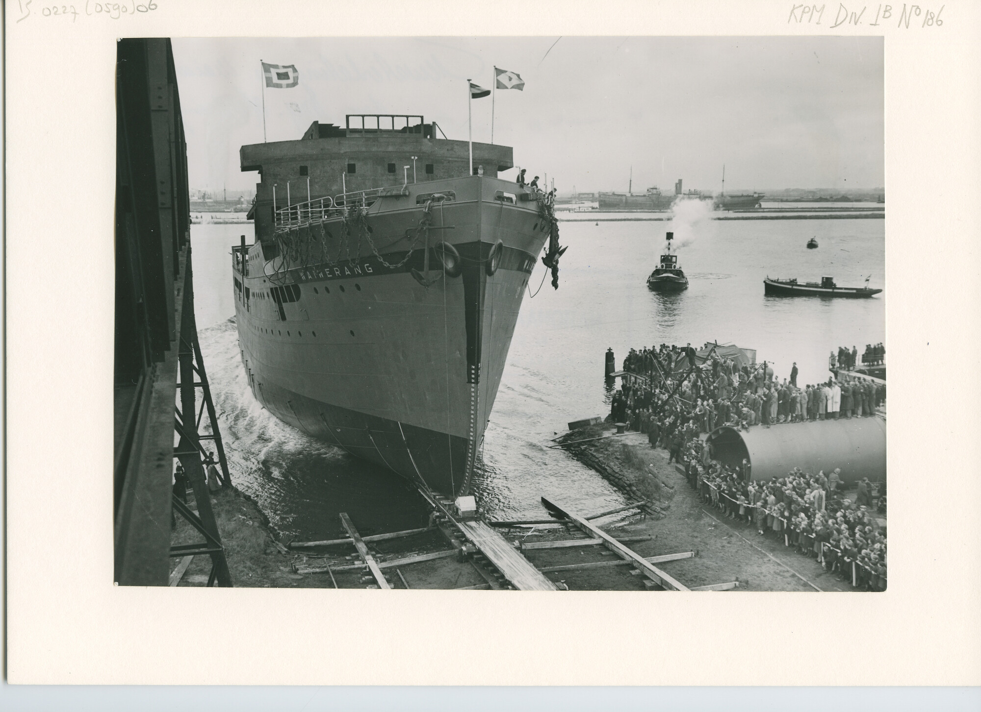 B.0227(0590)06; Foto van de doop en de tewaterlating van ms. Waiwerang ; foto