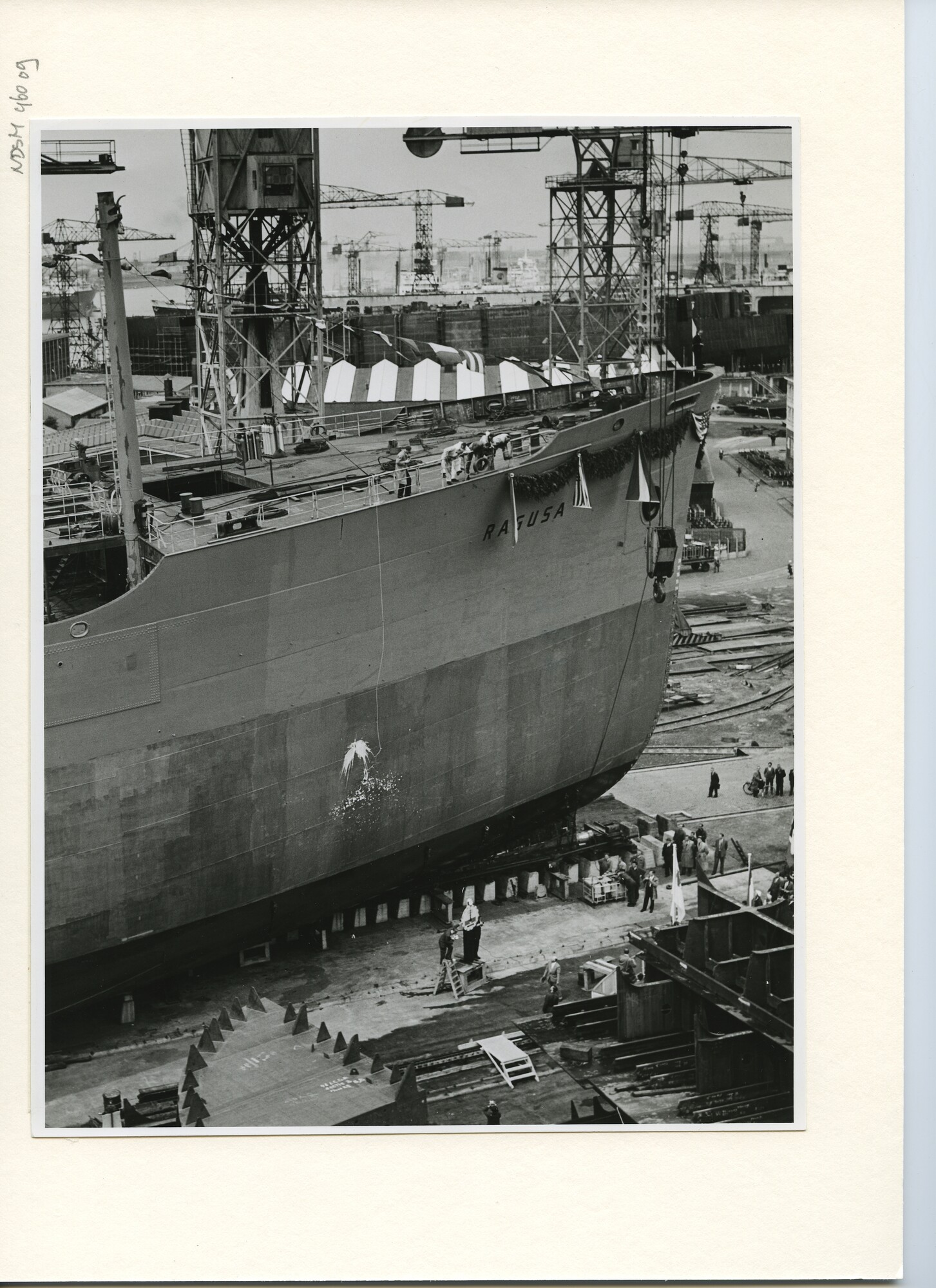 S.5444(2500)03; Foto van de tewaterlating van de tanker ts. Ragusa; foto