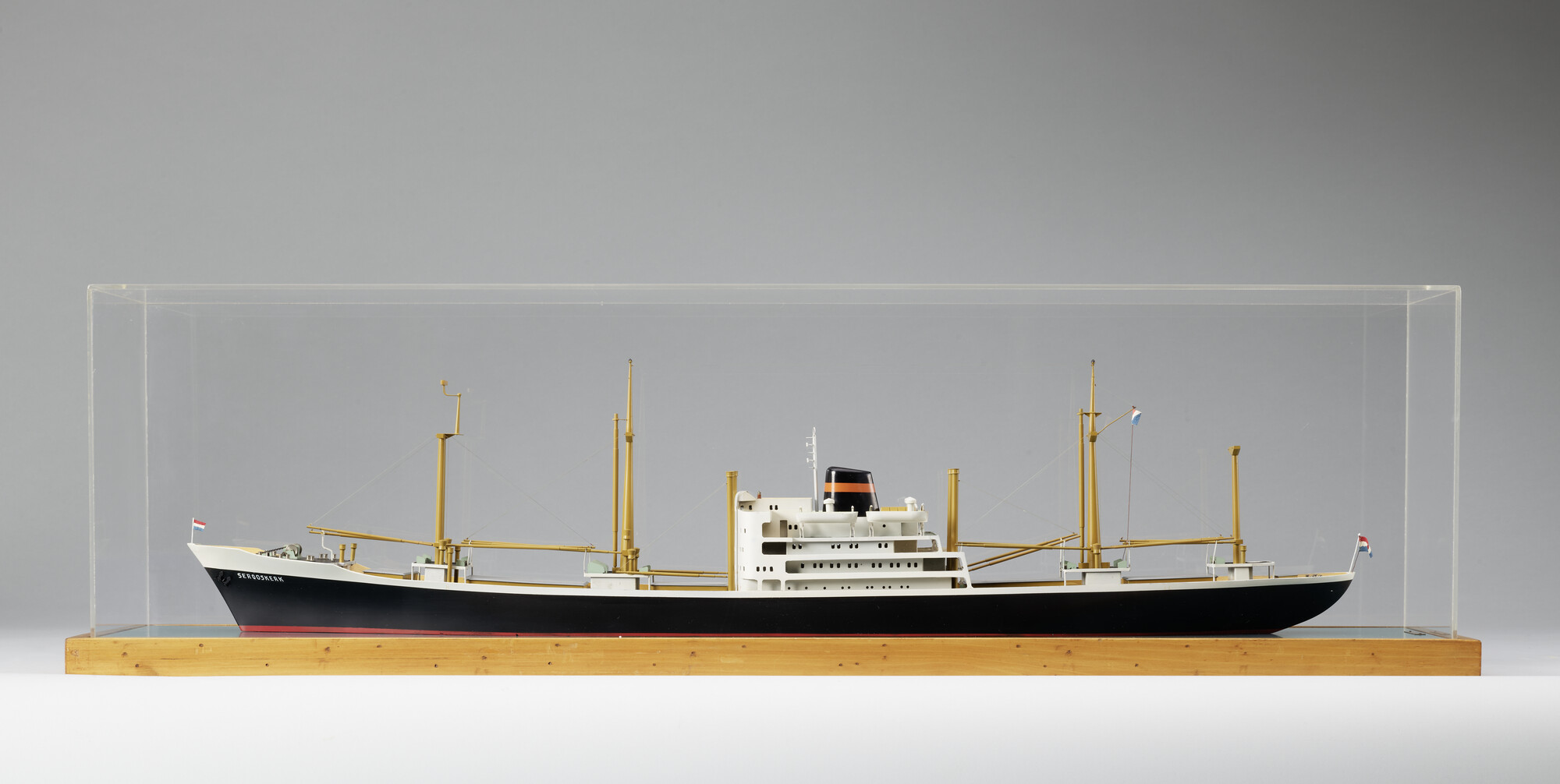 2008.0270; Waterlijnmodel van het ms. Serooskerk; scheepsmodel