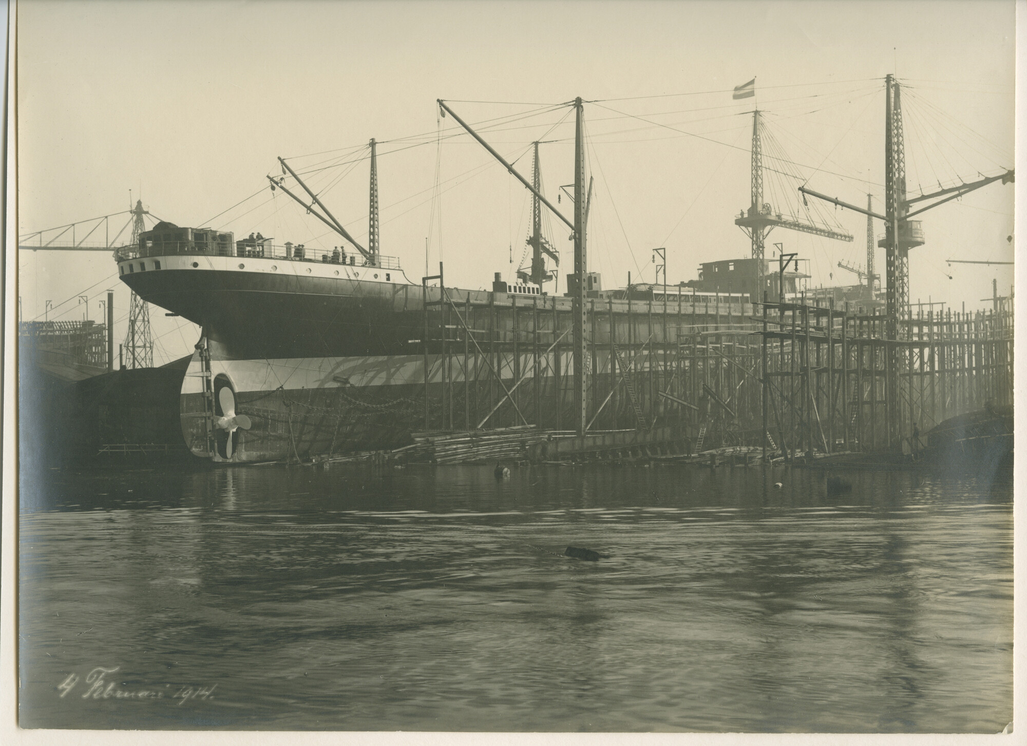 S.5444(0380)2; Foto van ss. Rotti vlak voor en na de tewaterlating ; foto