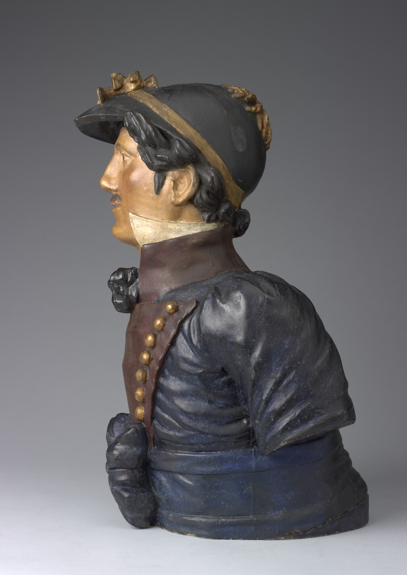 S.0132(02); Schegbeeld in de vorm van een mannentorso in uniform, 'Postiljon'; boegversiering