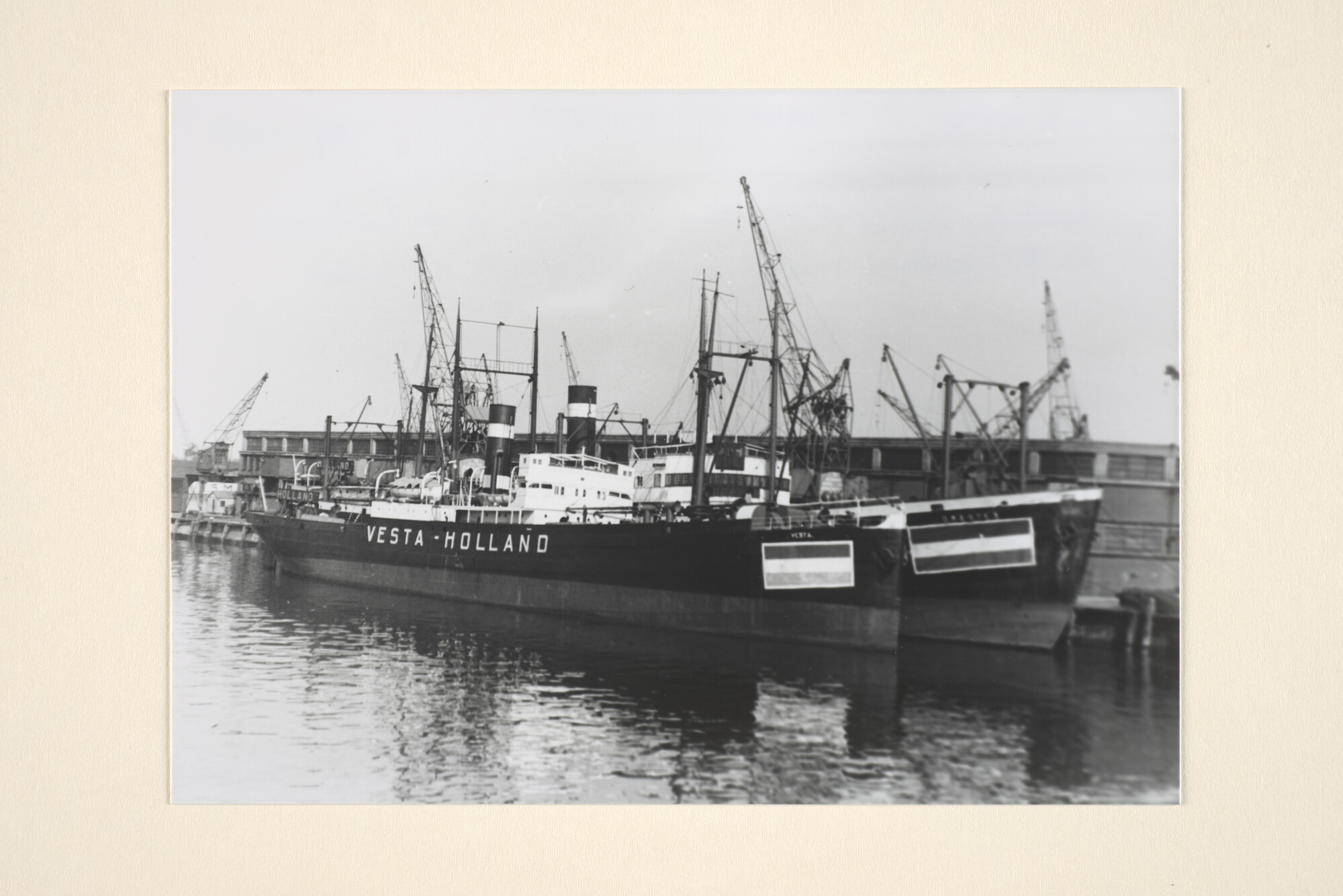 1995.6978; Het vrachtschip ss. Vesta van de Koninklijke Nederlandsche Stoomboot Maatschappij in de Lekhaven te Rotterdam; fotoreportage