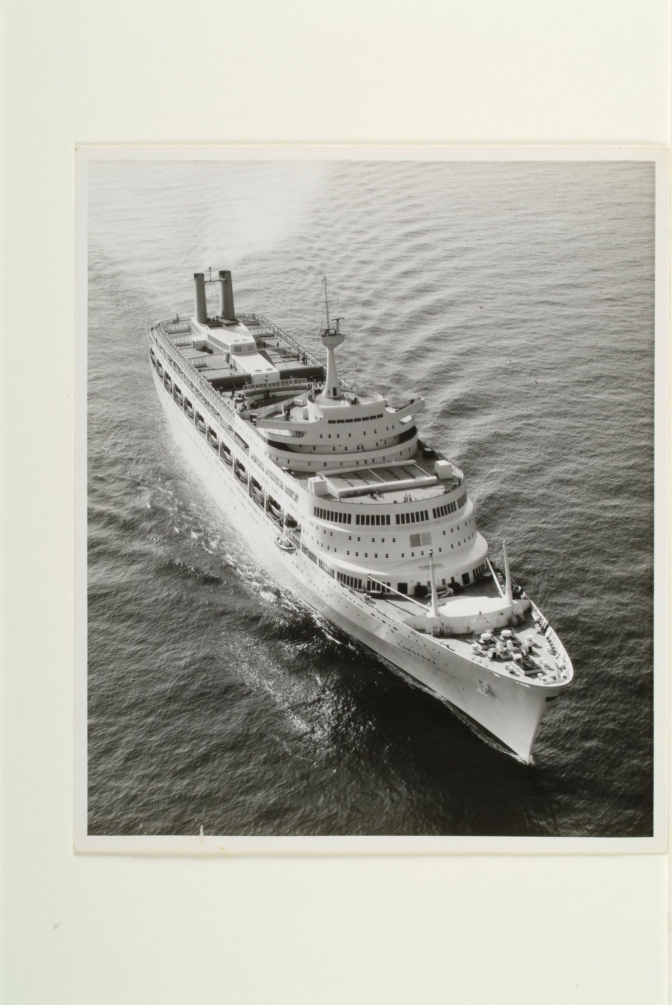 1999.0682; Luchtfoto van het Britse cruiseschip ms. Canberra van P & O varende op zee [...]; foto