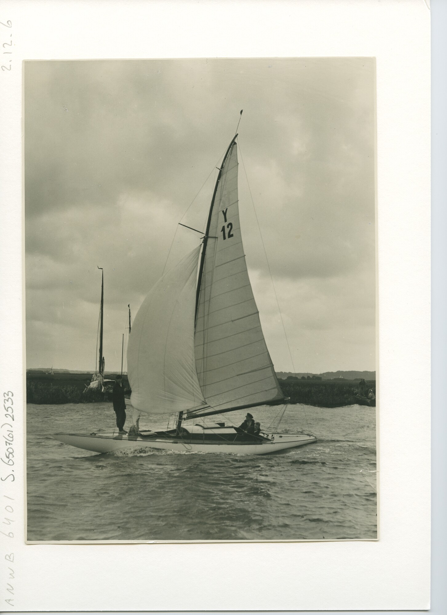 S.6507(01)2533; Zijaanzicht op een scherenkruiser zeilnummer 12 tijdens de Kaagweek 1930; foto