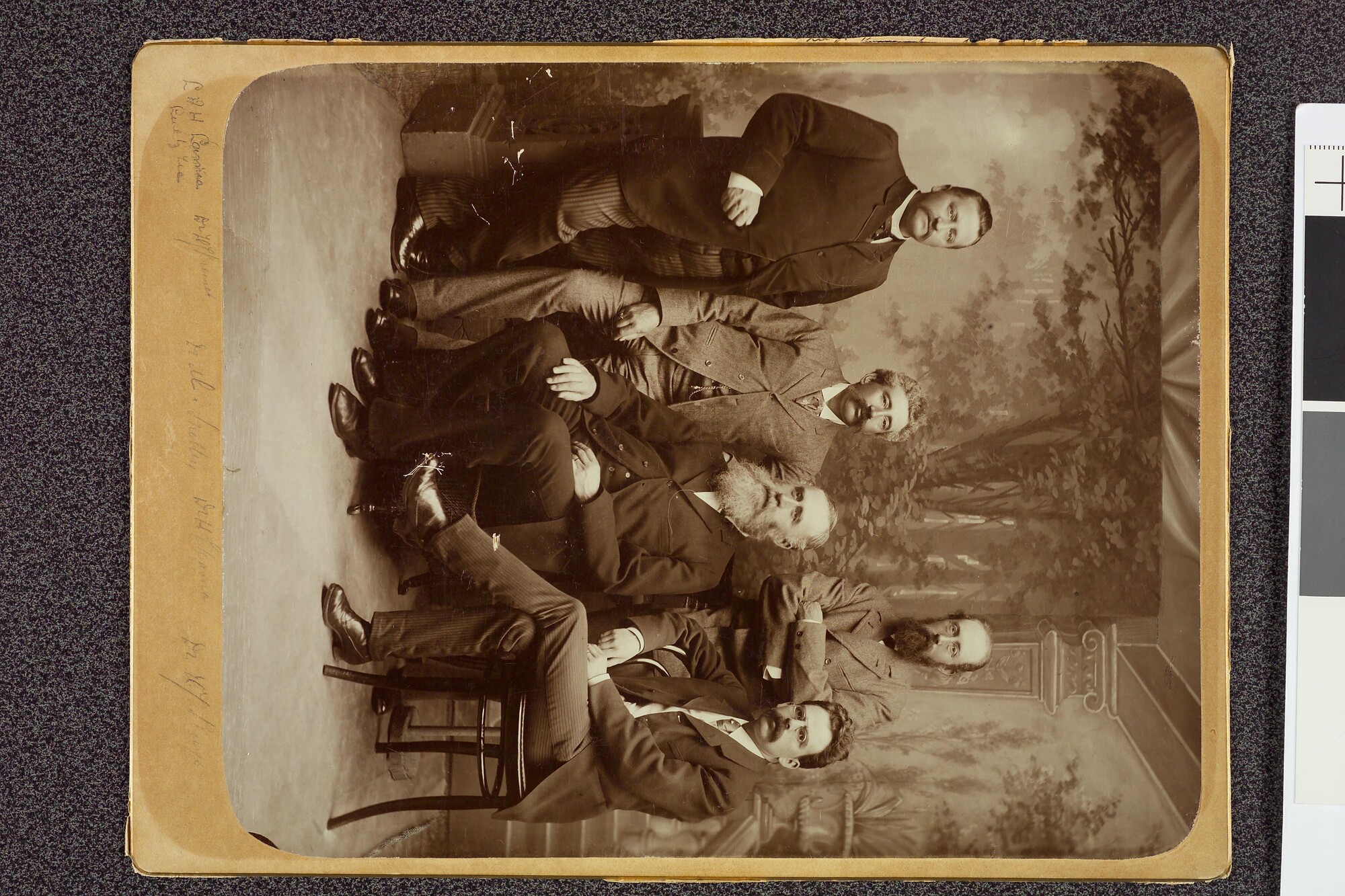 S.1525(13)02; Groepsportret van de wetenschappelijke staf van de Noordpool expeditie 1882-1883; foto