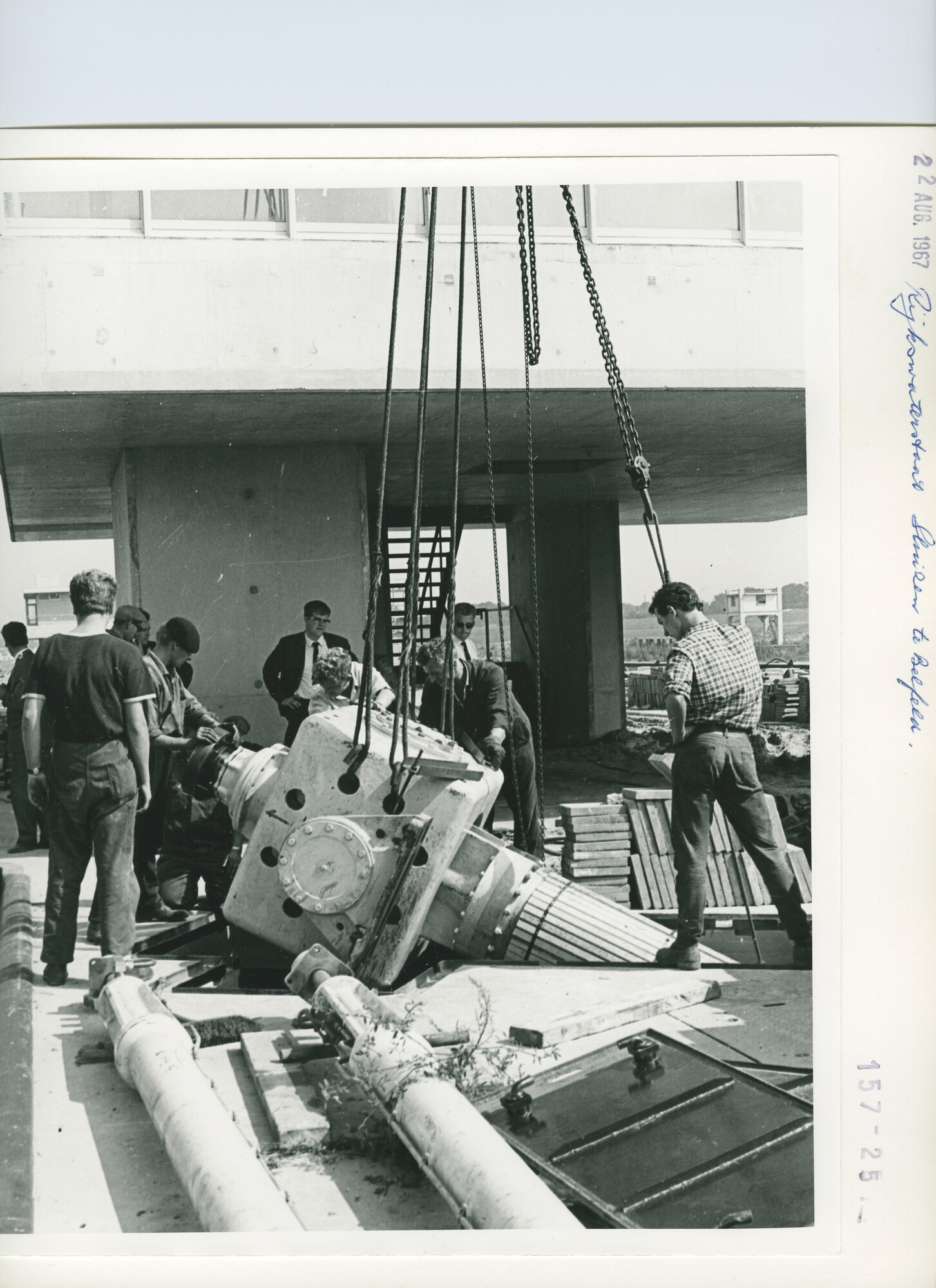 S.5444(4775)08; Foto van de installatie van de hydraulische deurbeweging voor de sluizen bij Belfeld; foto