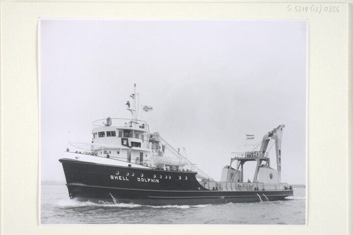 S.5219(12)0354; Foto's van de proeftocht van het bevoorradingsschip 'Shell Dolphin' gebouwd op de dwarshelling van de ASM; fotoreportage