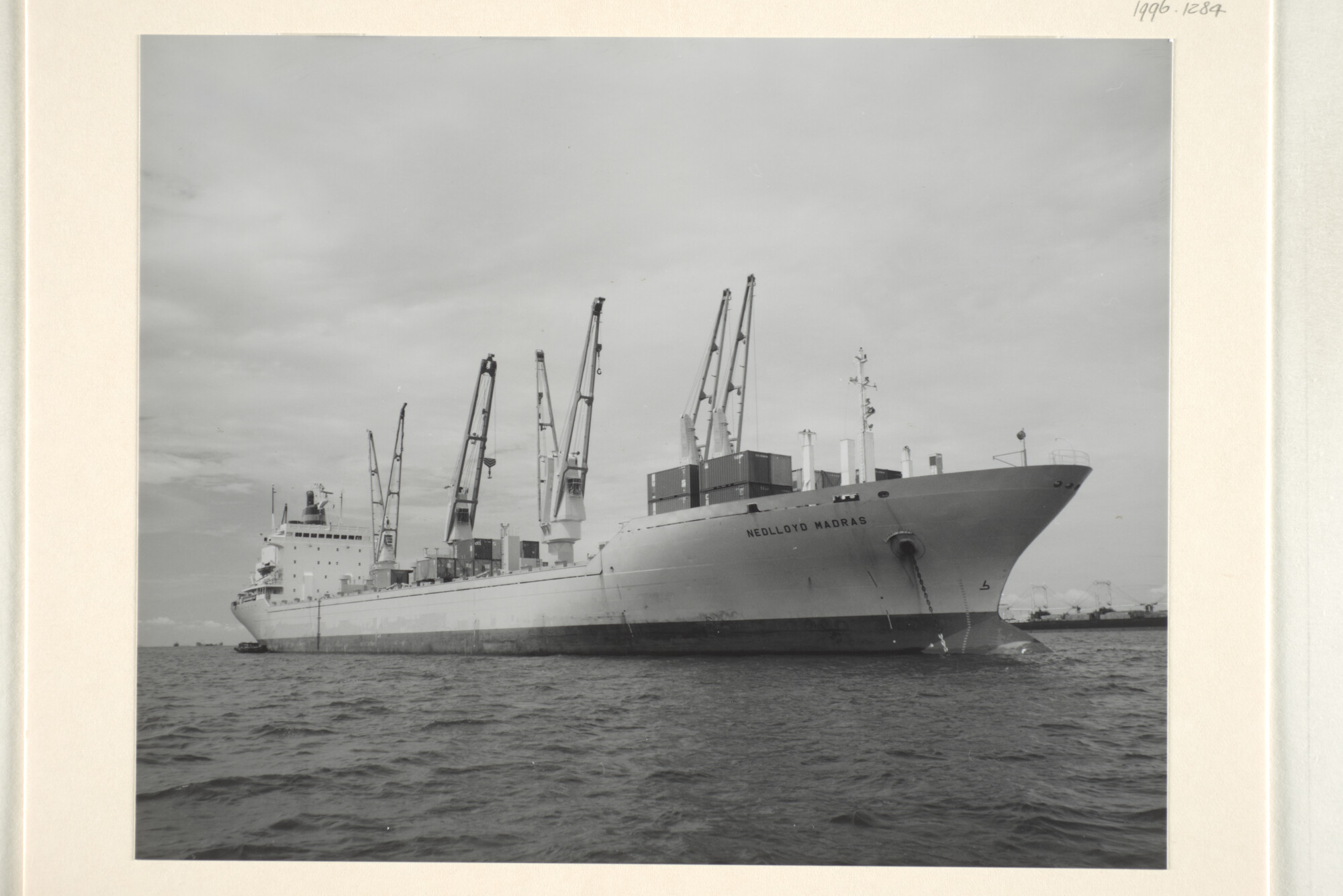 1996.1284; Het vrachtschip ms. Nedlloyd Madras; foto