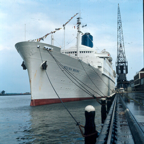 S.9100(6979); Dia van het Griekse cruiseschip ss. Regina Magna (ex- Bremen van de [...]; diapositief