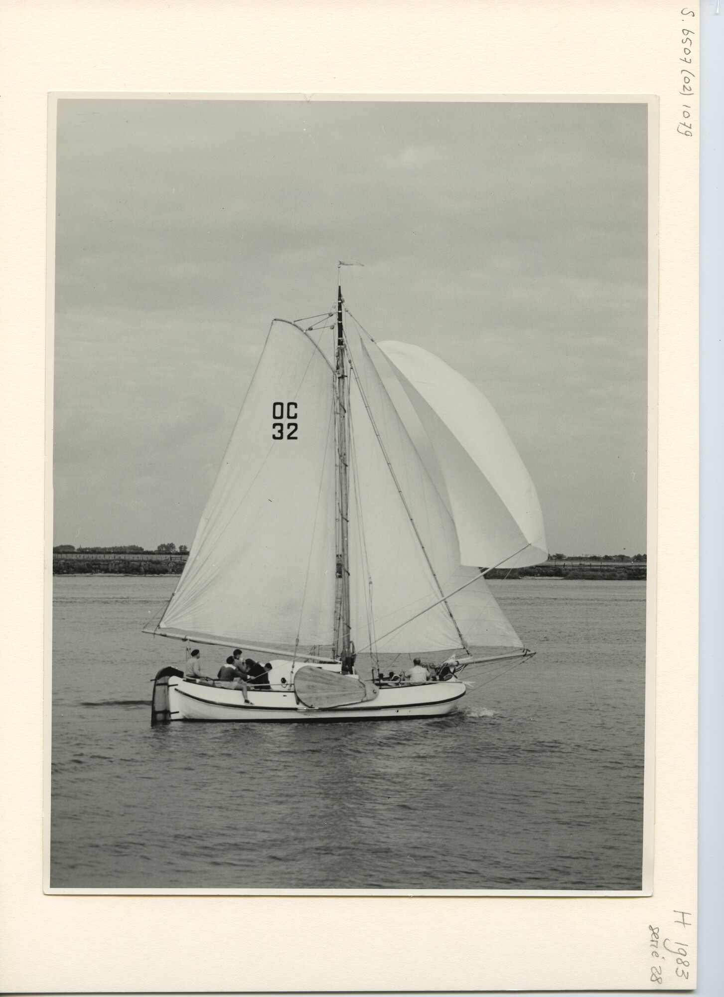 S.6507(02)1079.02; Zwart-wit foto van het beurtschip (tjalk-achtig) 'Piet Hein 2' (8 OB) en stalen en stalen boeier 32 OC aan de wind bij een wedstrijd van KZ&RV 'De Maas'.; foto