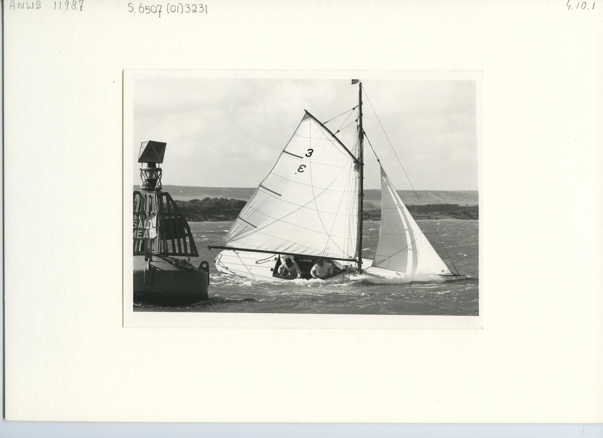 S.6507(01)3231; Een hoog aan de wind zeilend open gaffelgetuigd zeiljacht (zeilnummer 3) met kleine fok tijdens de passage van een boei met opschrift Salt Mead (Isle of Wight); foto