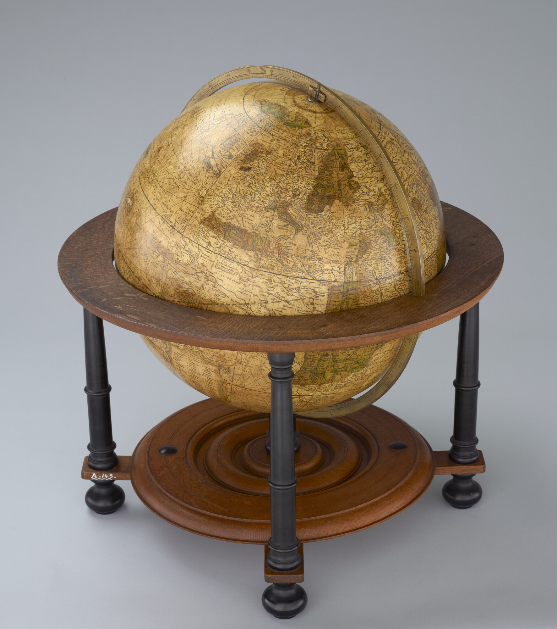 A.0145(025)01; Aardglobe van 42 cm. in doorsnede door Gerard Mercator, 1541, waarschijnlijk een facsimile editie uit 1875; globe