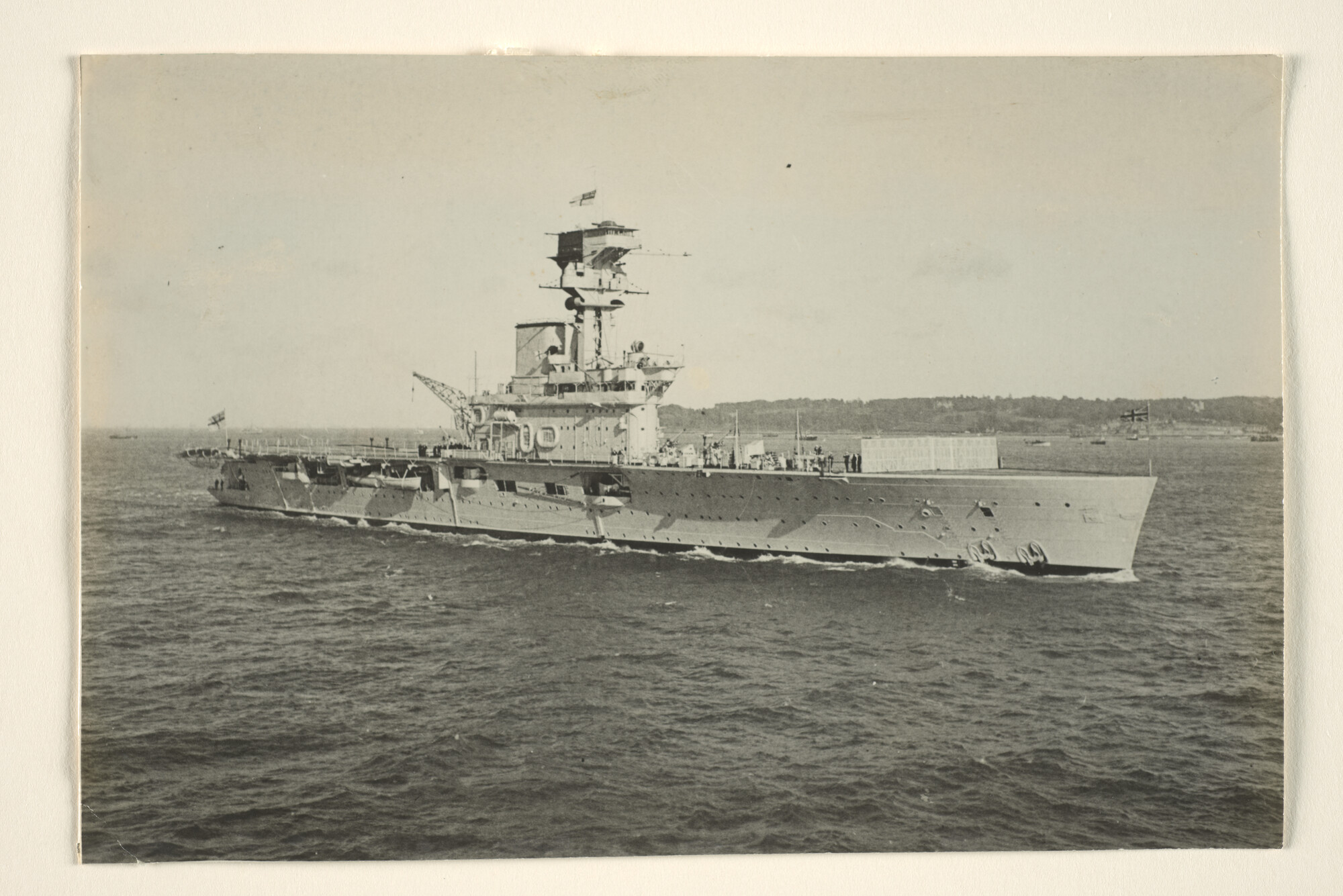 1995.1673; Foto's van het Britse vliegdekschip HMS 'Hermes' tijdens de vlootrevue bij Spithead ter gelegenheid van de Britse kroningsfeesten [...]; fotoreportage