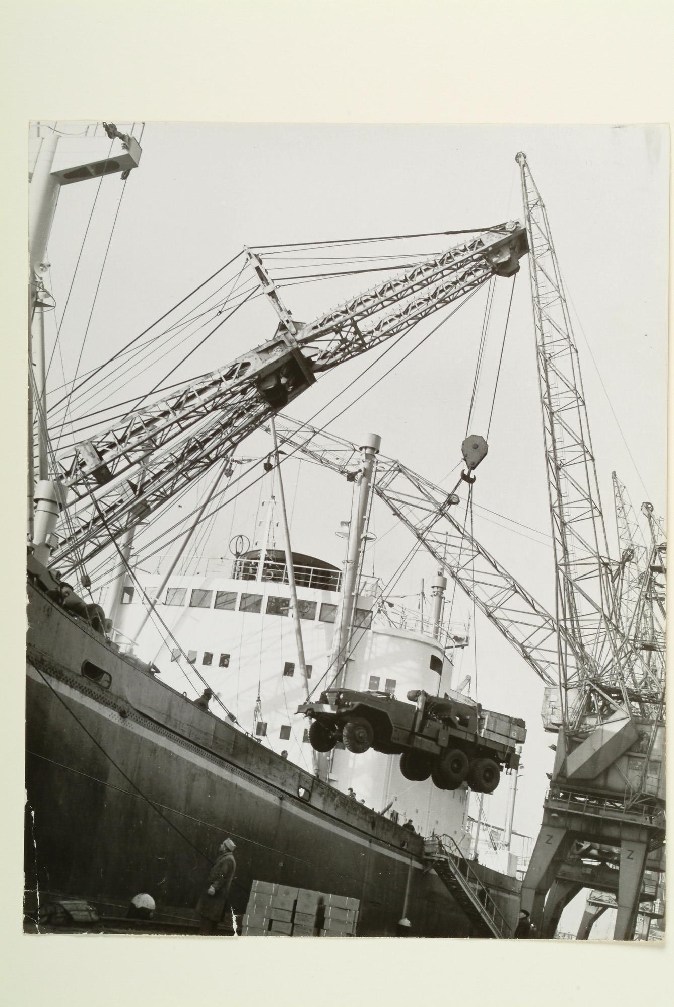 S.7032(017); Het hijsen van militaire kraanwagens uit de USA vanaf het vrachtschip ms. Woltersum van de NV Stoomvaart Maatschappij 'Oostzee'; fotoreportage