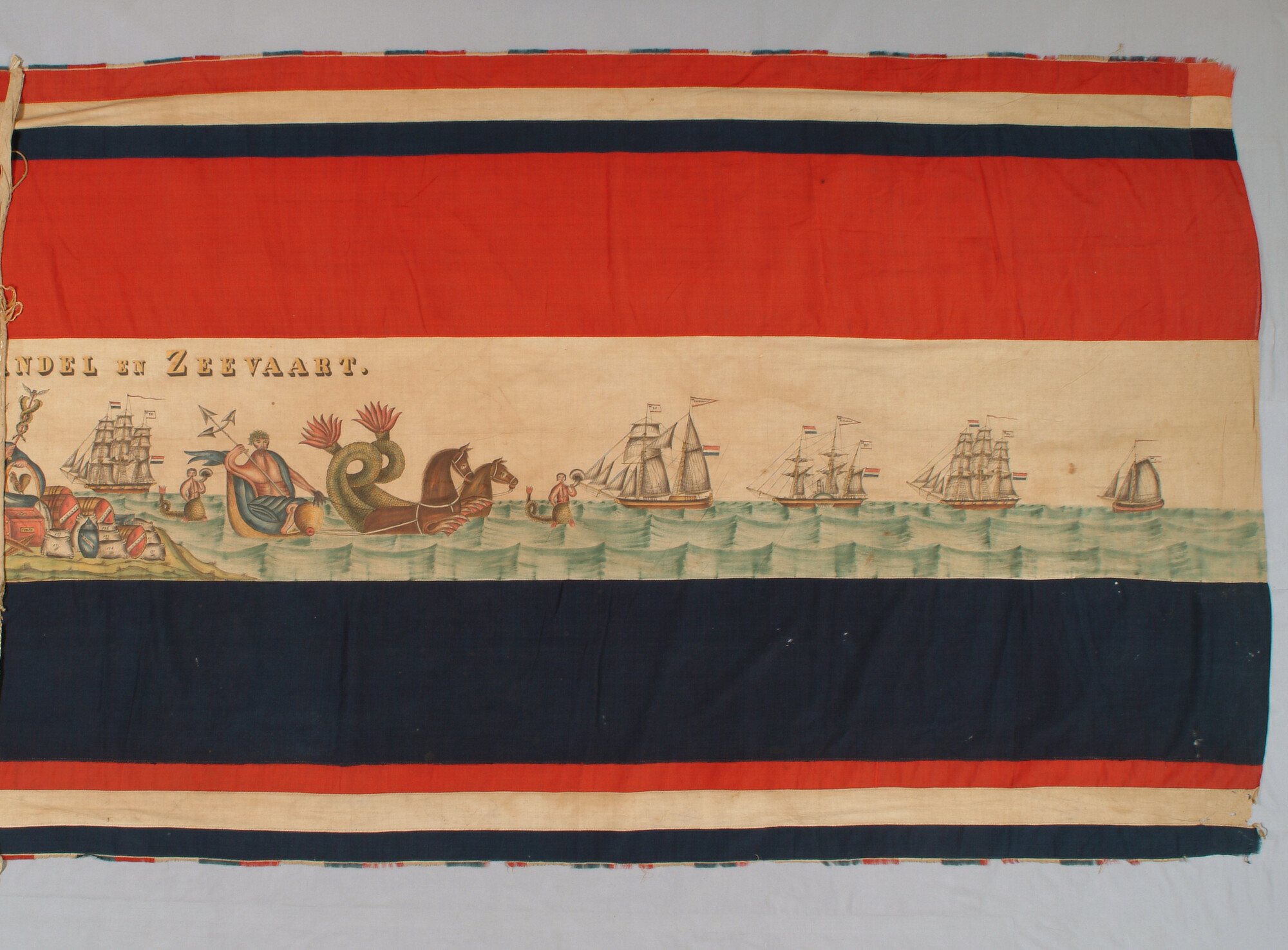 A.1346; Feestvlag met zinnebeeldige voorstelling van landbouw, koophandel en zeevaart; vlag
