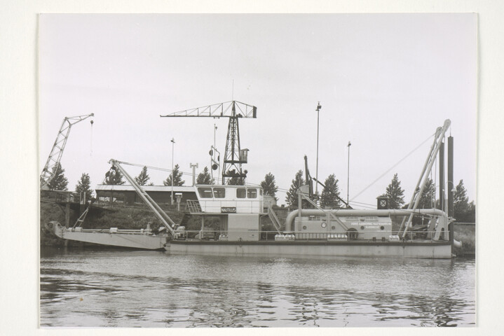 S.5219(12)0702; Foto's van de snijkopzuiger 'Nautilus' van Prins Aanneming Maatschappij uit Sliedrecht, in reparatie/verbouwing bij de ASM; fotoreportage