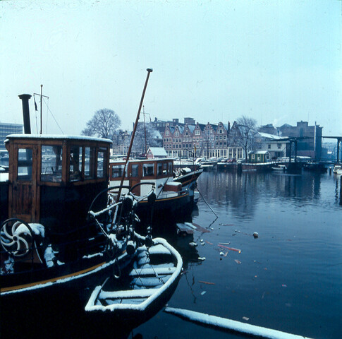 S.9100(4529); Dia (sfeerfoto) besneeuwde schuiten in de Zandhoek; diapositief