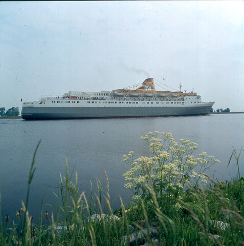 S.9100(6007); Dia van het Noorse passagiersschip Black Prince van Fred Olsen varende op [...]; diapositief