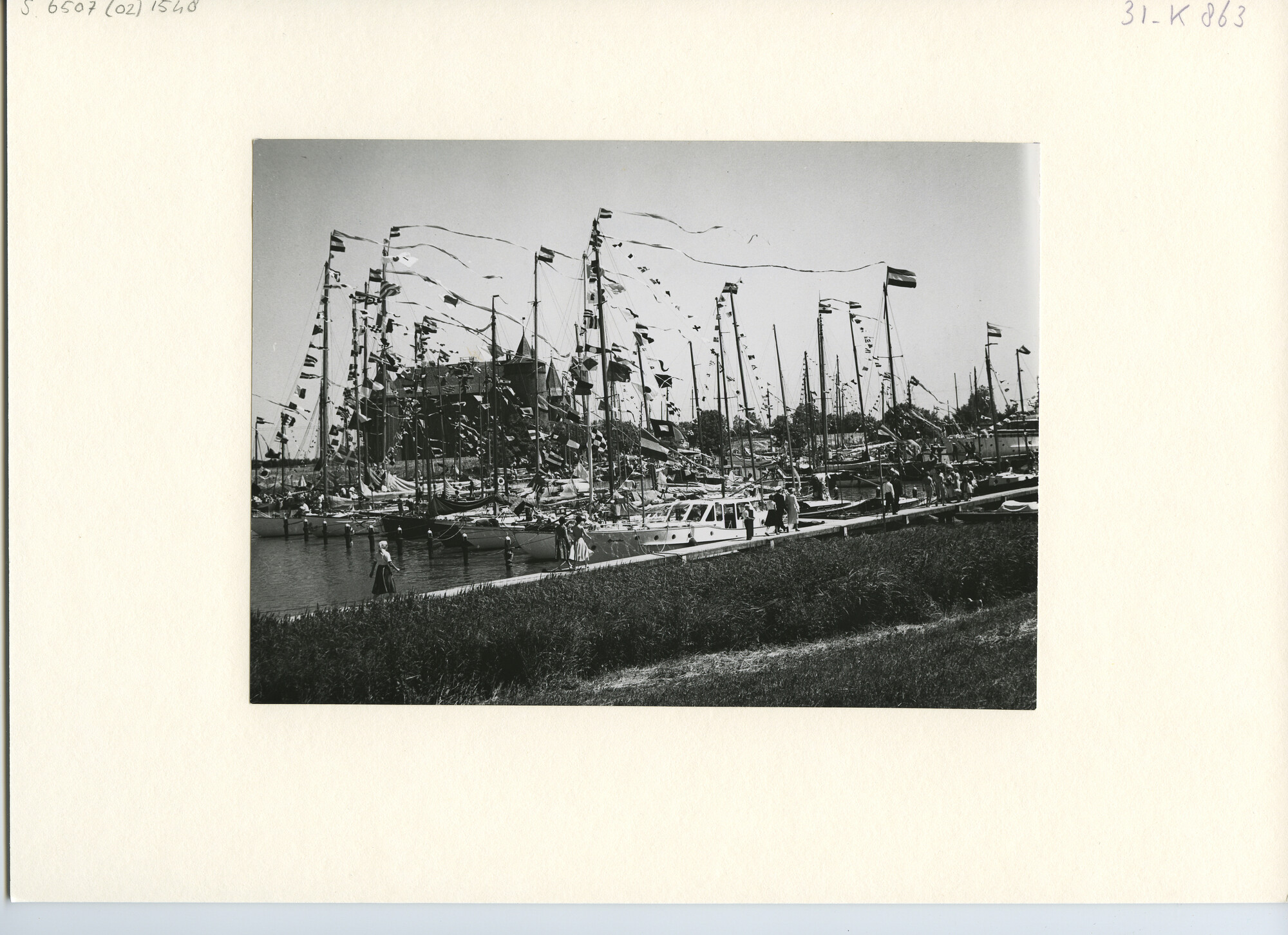 S.6507(02)1548.03; Zwart-wit foto van de overdracht van Lemsteraak De Groene Draeck aan prinses Beatrix; foto