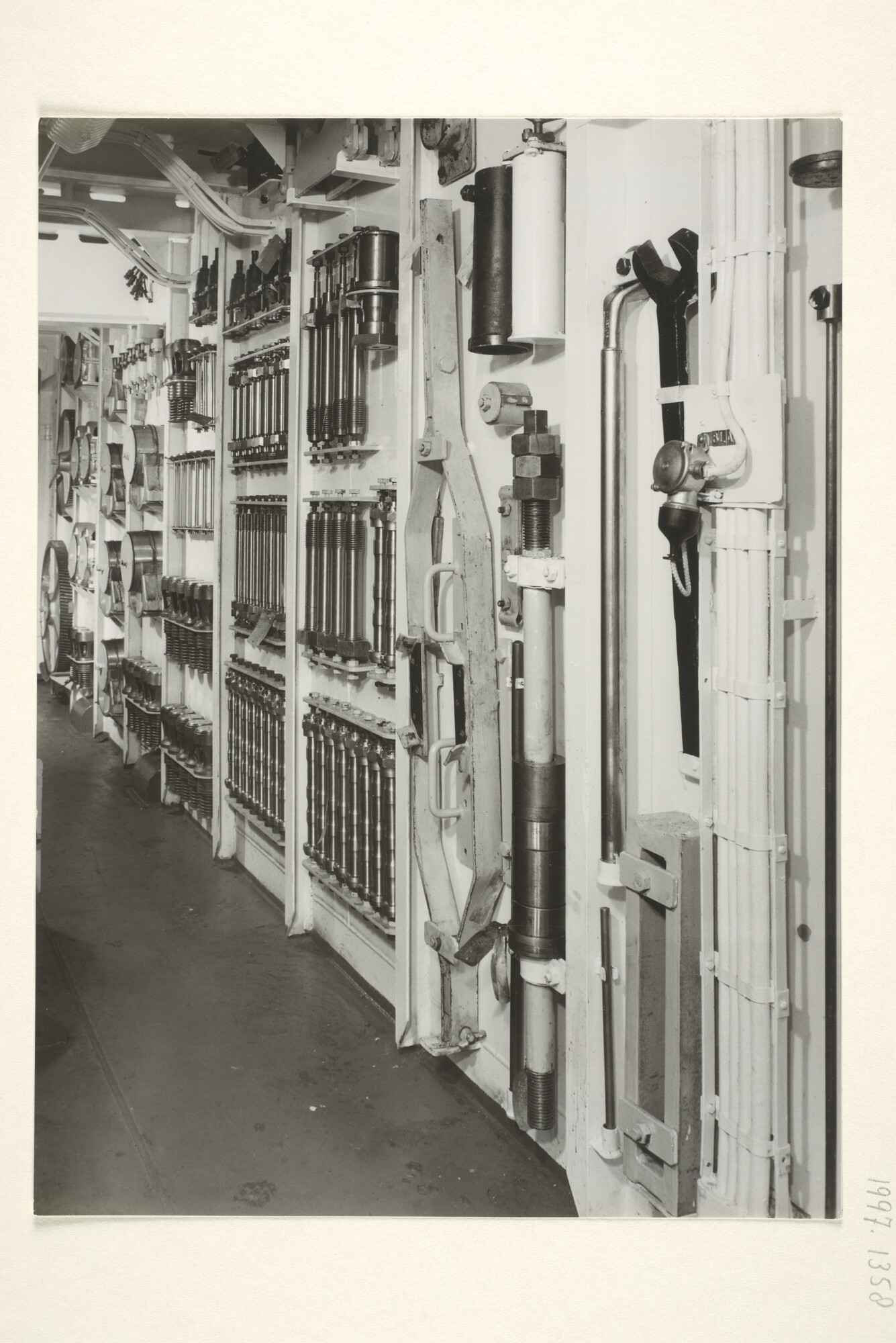 1997.1358; Foto's van de machinekamer van het vrachtschip ms. Straat Chatham van de KJCPL; fotoreportage