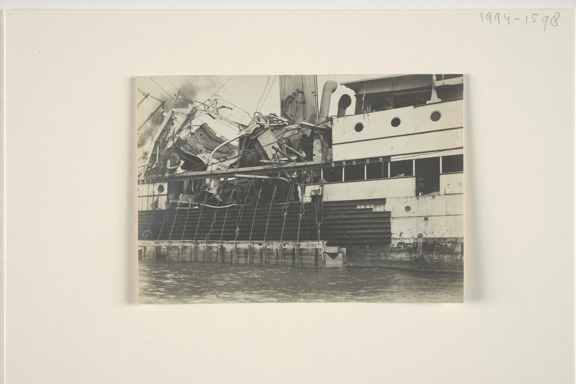 1994.1598; Schadefoto's van het ss. 'Pahud' na de ketelexplosie aan de steiger te Belawan-Deli, april 1908; fotoreportage