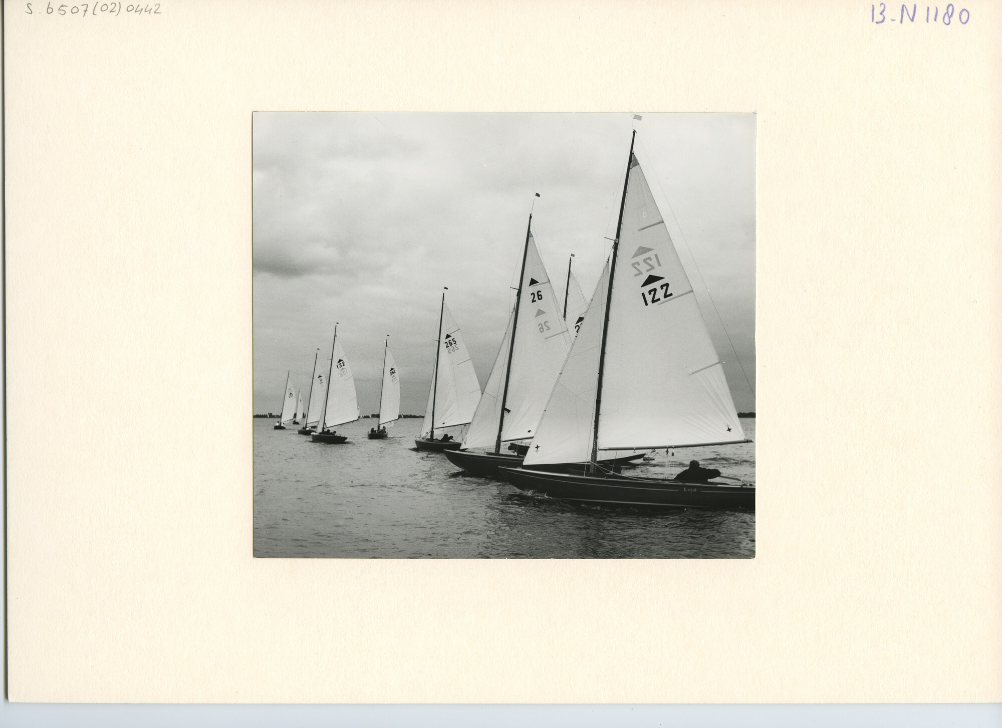 S.6507(02)0442.01; Zwart-wit foto van de Pampus-klasse op de Westeinderplassen; foto