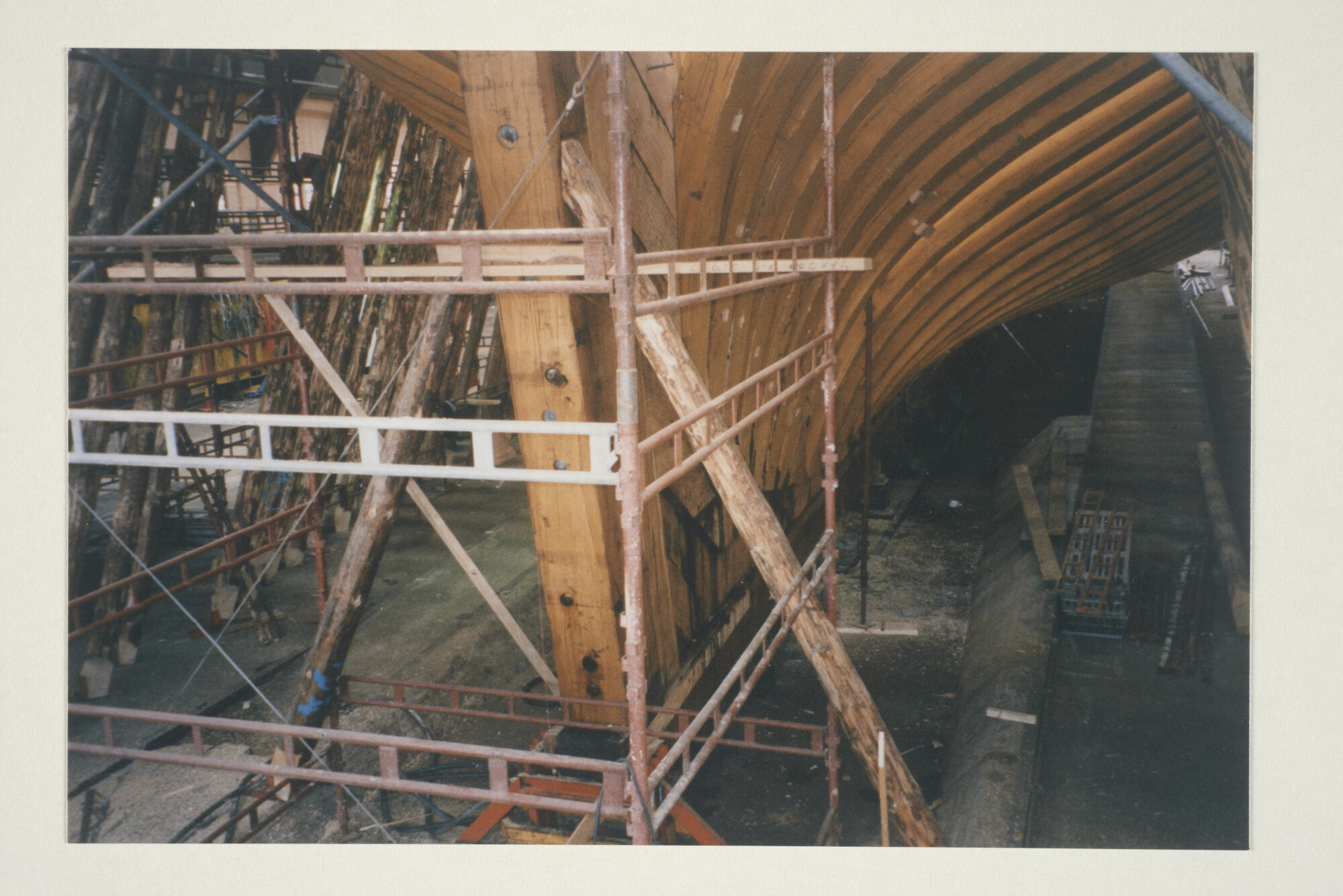 1998.1557; Kleurenfoto's van de bouw van de replica van het Zweedse retourschip Götheborg III in Gothenburg; fotoreportage