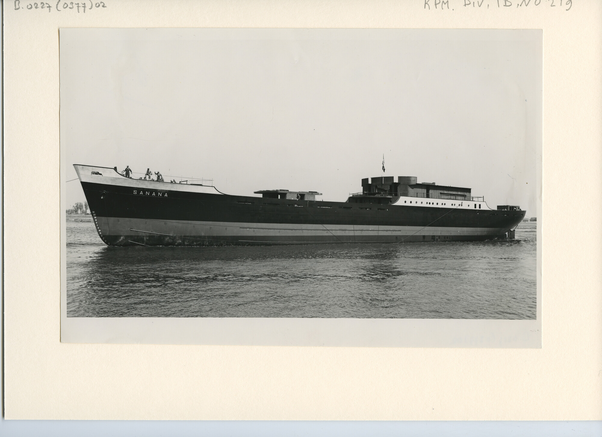B.0227(0377)02; Foto van de doop en tewaterlating van ms. Sabang van de KPM; foto