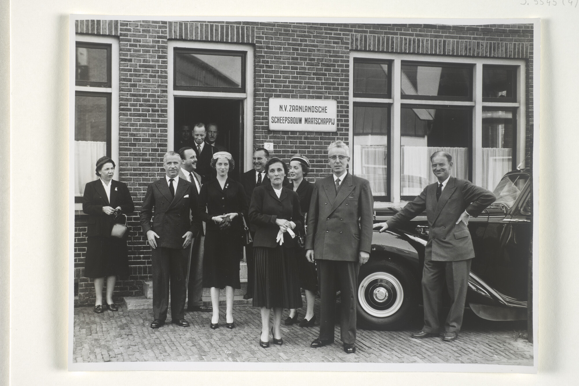 S.5545(04)1; Groepsportret gemaakt voor de deur van de NV Zaanlandsche Scheepsbouw [...]; foto