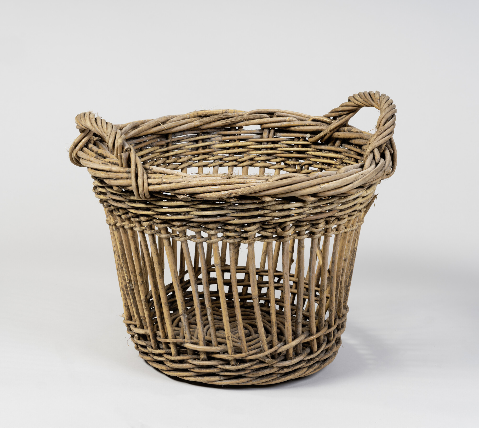 S.5929(02)b; Gevlochten haalmand met twee handgrepen; mand