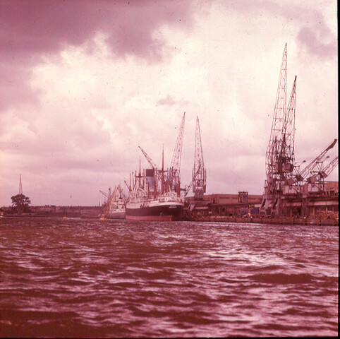 S.9100(2297); Dia van een vrachtschip van de Nederlandse Stoomvaart Maatschappij Oceaan; diapositief