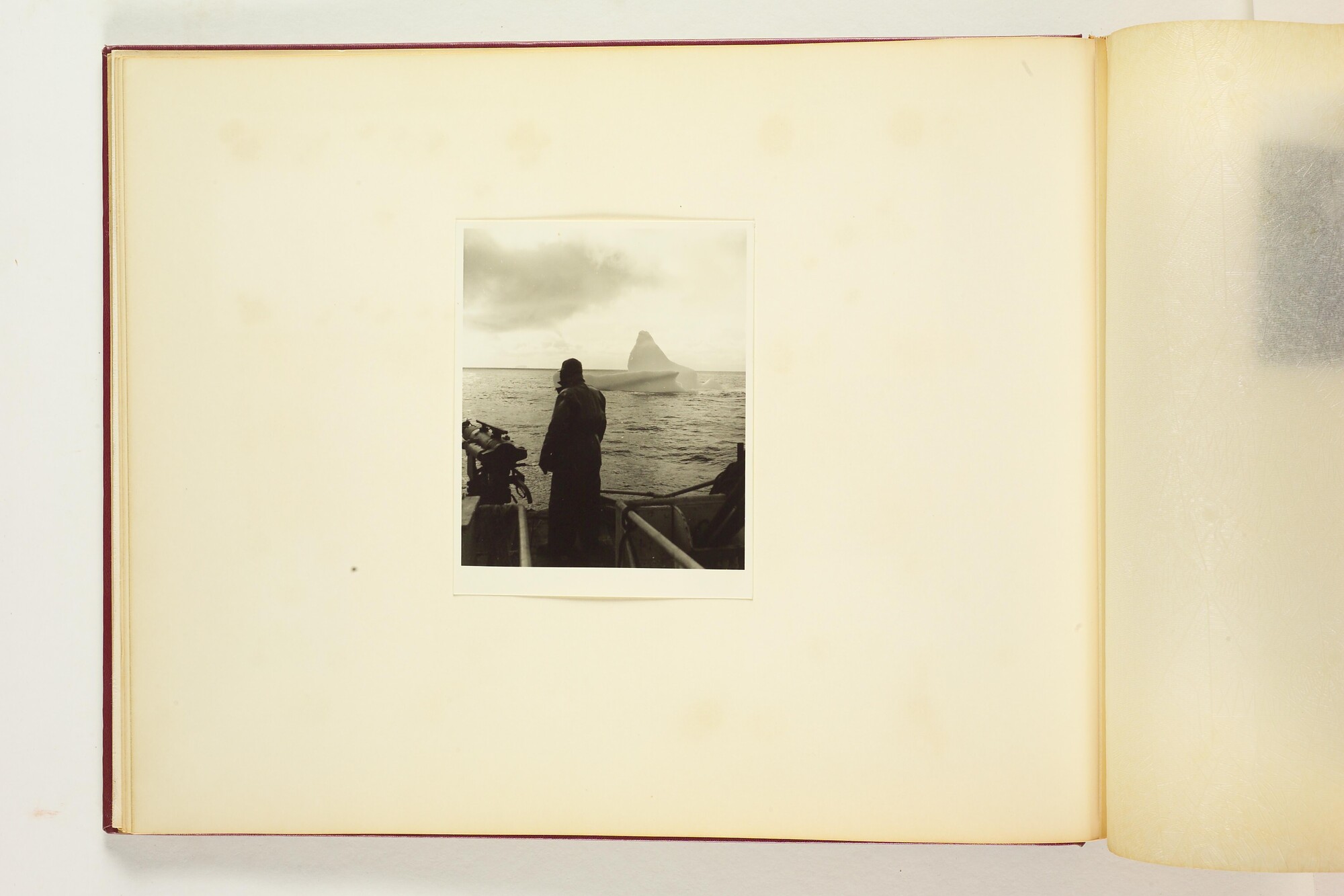 1990.0580; Eerste album met foto's van het walvismoederschip ms. Willem Barendsz (I); fotoalbum