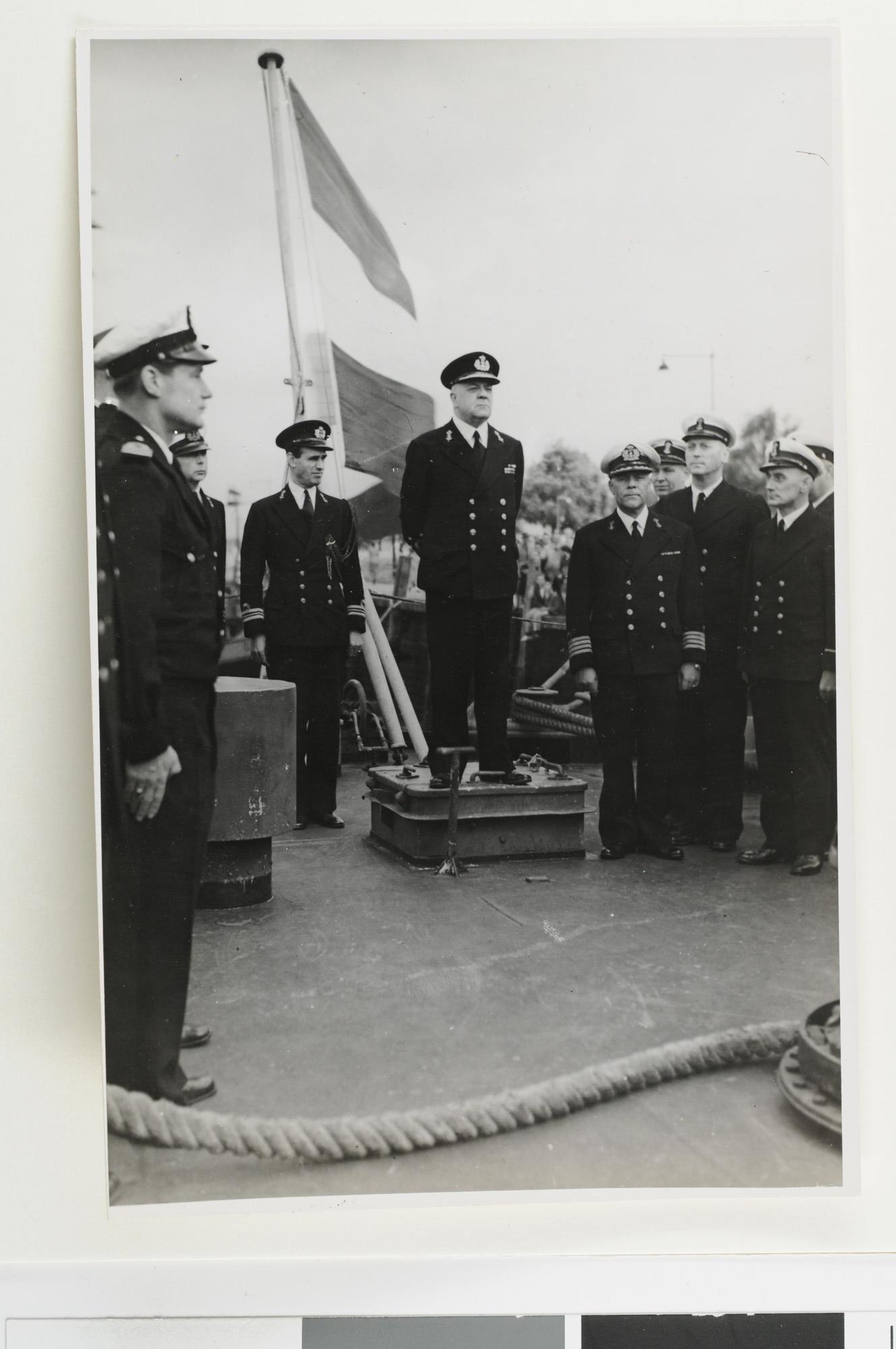 1992.1535; Toespraak van Lt.adm. C.E.L. Helfrich aan boord van de [...]; foto